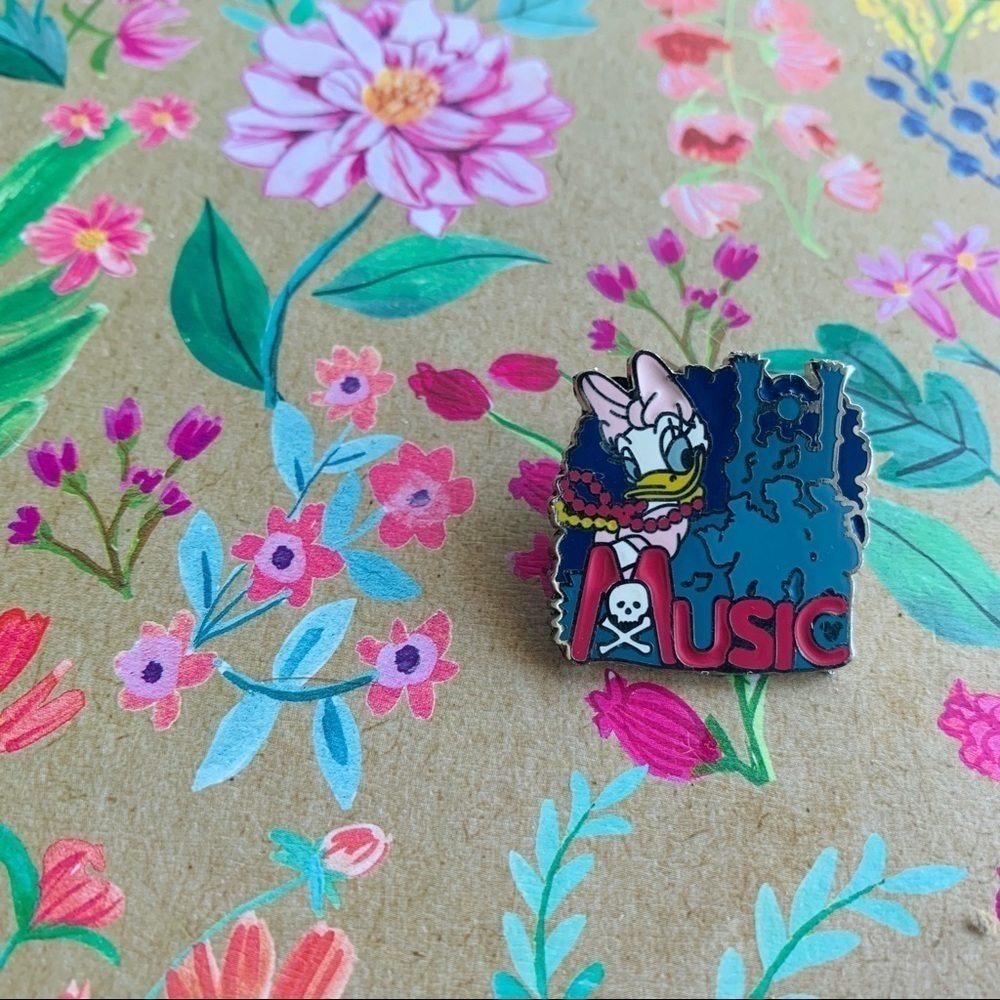 πΏ Daisy Pin - Picture 1 of 2